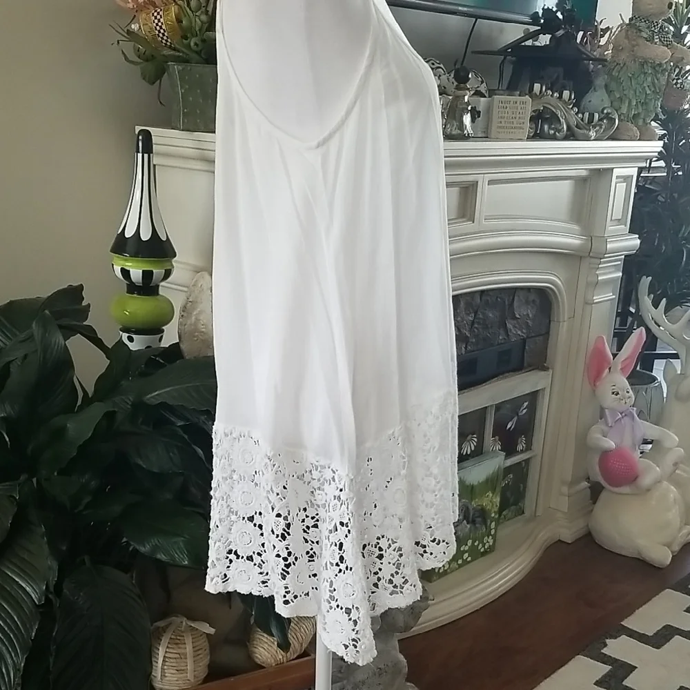 White Lace-Hem Sleeveless Women's Top - Picture 2 of 4